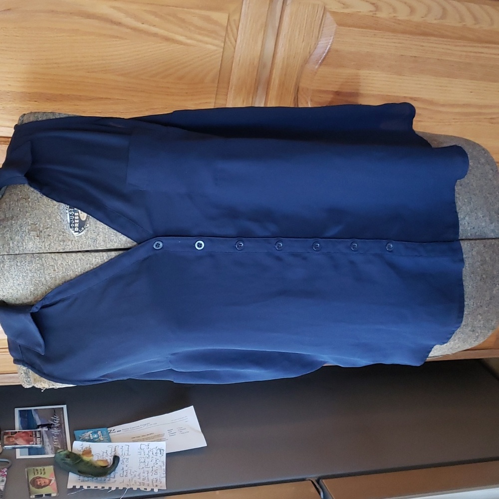 Great condition sleeveless collared blouse. Cute xx detail on back.
